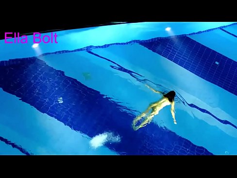 ❤️ मी पाहणे थांबवू शकत नाही, तरुण गोरा ELLA BOLT रिसॉर्ट पूलमध्ये नग्न पोहताना पकडला गेला ❌  अश्लील mr.sexera.ru